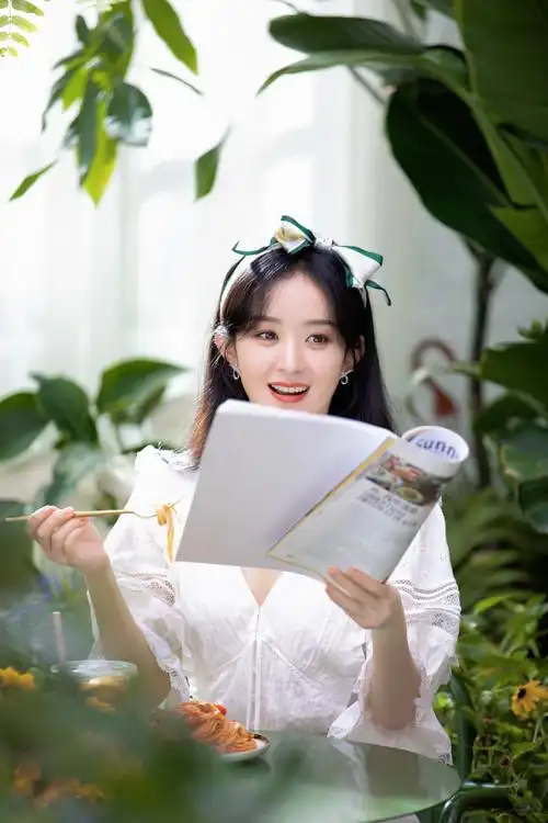 最后两张照片中的赵丽颖换了白色衣服,同样是披着长发的造型,头上戴着