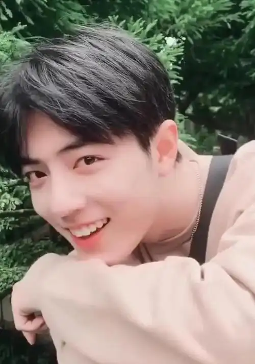 肖战笑颜分析贴登上热搜,这年头连肖战的笑容都要被细究了吗?