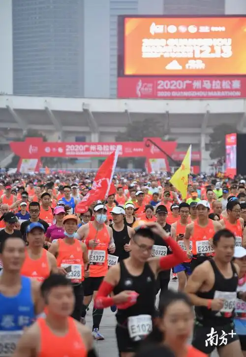 2020广州马拉松成功举办,救护车跟着选手跑