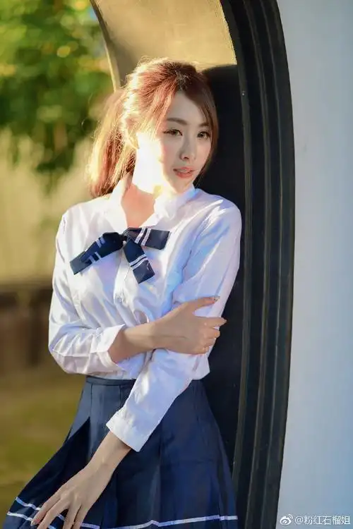白色衬衣搭配百褶裙,学生装清纯可爱娇柔佳人