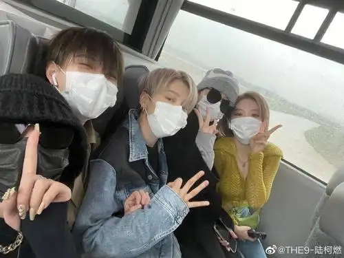 陆柯燃晒合照为刘雨昕庆生又可爱了一岁