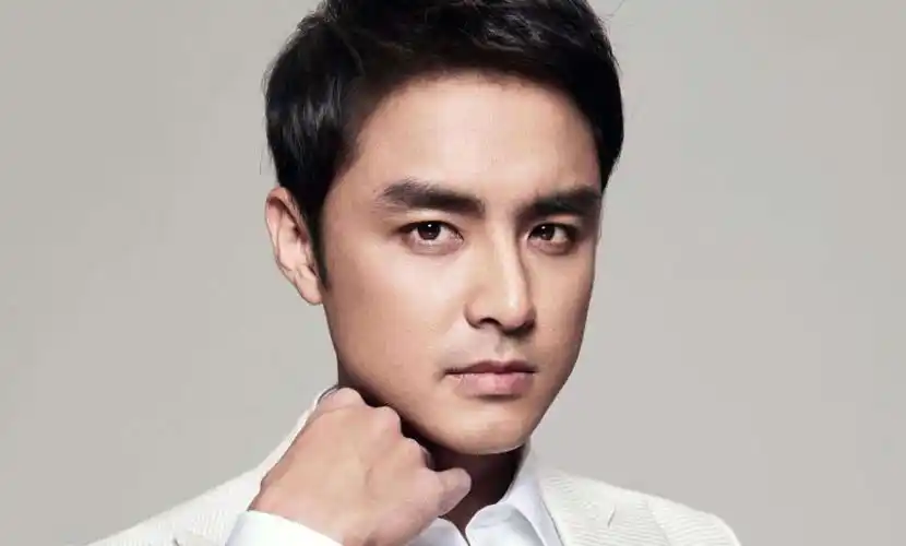 明道明道当年可是台湾非常火的偶像剧明星,他的外在条件非常优秀,180