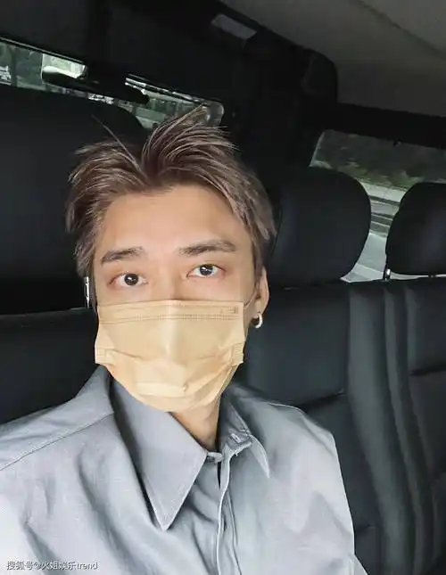 李易峰晒新发色三连拍照片素颜无滤镜网友哥哥很自信