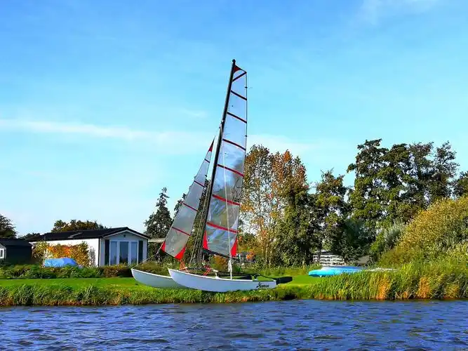 我喜欢这条帆船,那帆透明的.不知道是不是故意让我们观赏的.