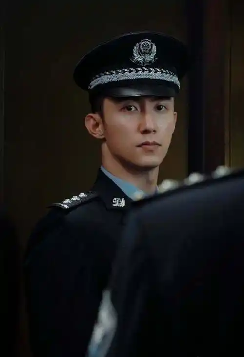 微博黄景瑜经常被笑说仿佛是进娱乐圈当兵的,因为他演过的特警,军人