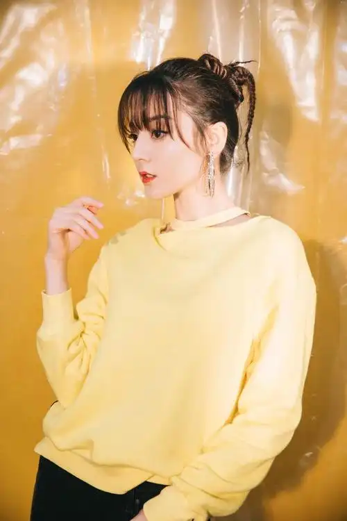 迪丽热巴剪空气刘海真减龄,穿黄色毛衣嫩成少女,早该选这款发型