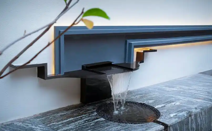 02 南花园作为整个花园的户外会客厅,有茶室,假山跌水,流水水景景墙