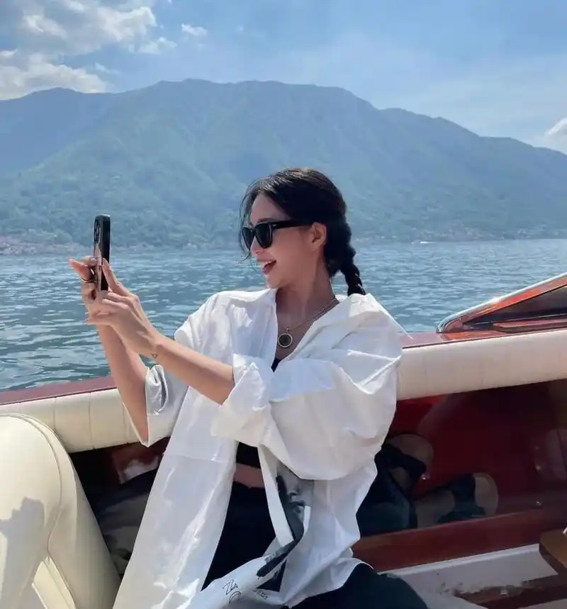 时隔9个月传达近况的韩艺瑟似乎在旅行,脸上洋溢着明朗的微笑.