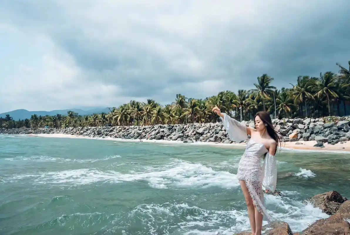 初代超女冠军安又琪发布了一组海滩写真,已经40周岁依然未婚的她保持