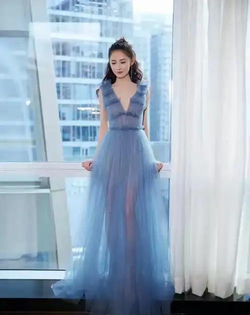 原创陈钰琪衣品太棒,穿薄纱礼服优雅甜美,像精灵般美好