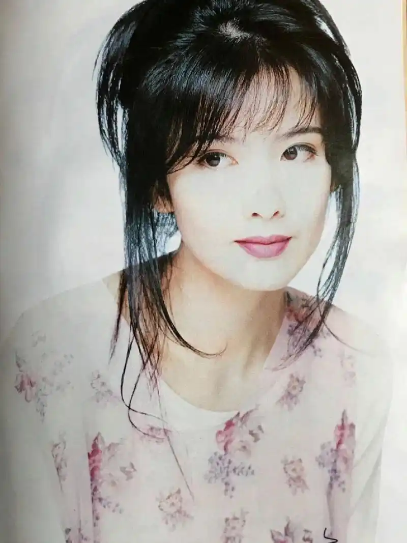 一代清纯玉女周慧敏93 年轻的周慧敏,不愧清纯美誉