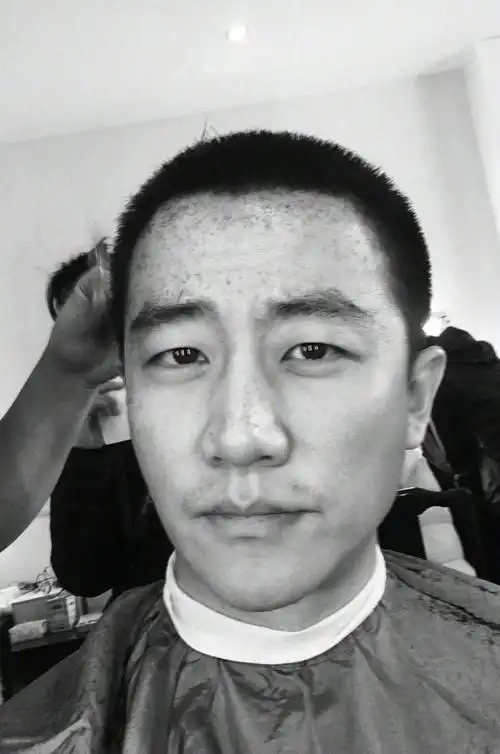 黄轩新片《她杀》开机 圆寸自拍显颠覆