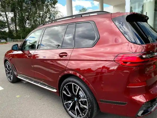 宝马x7个性化定制砂金石红车漆,效果是这样的.
