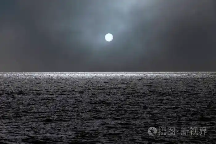 海在一个有雾的满月夜