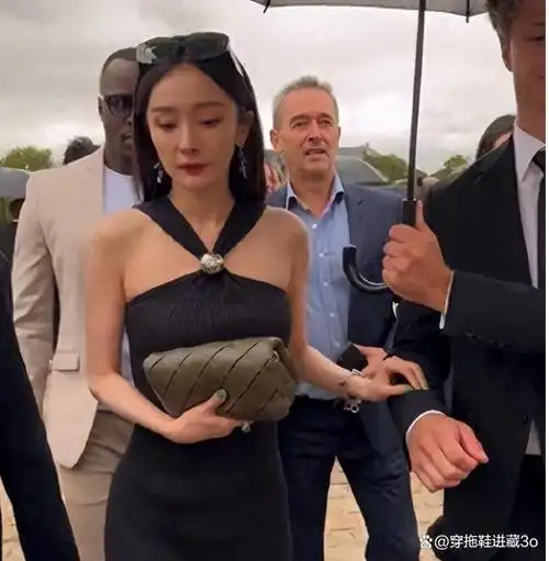 杨颖巴黎时装周坐冷板凳,杨幂却被一群高层搂着合影,差距了然