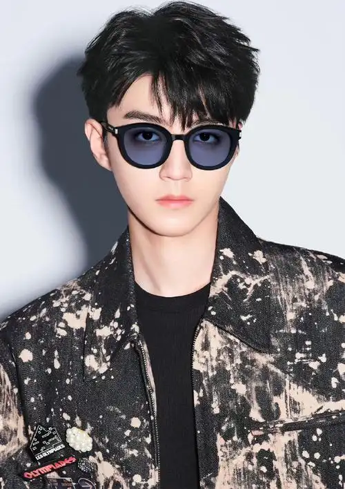 王俊凯墨镜倒影