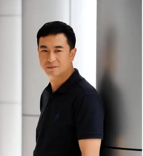 张嘉译最新照片曝光头发斑白弓腰驼背病痛让他须倚人搀扶