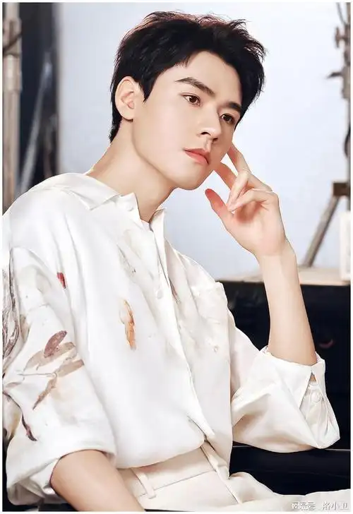 龚俊以绝美形象代言国际品牌,粉丝热议不断!