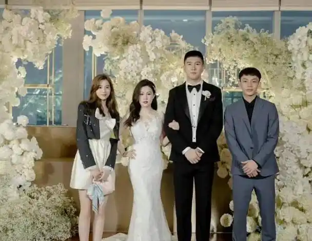 虽然他身高不够高,曾经引起了外界的质疑,但徐杰凭借出色的表现和教练