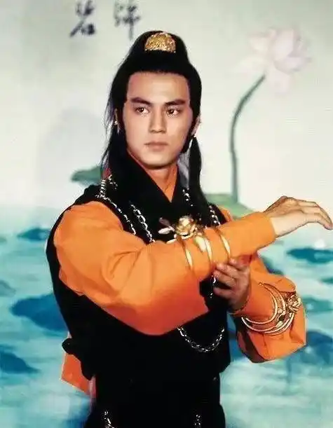 博主晒出的合影中看到狄龙老师除了头发掉得比较严重之外,他身高魁梧