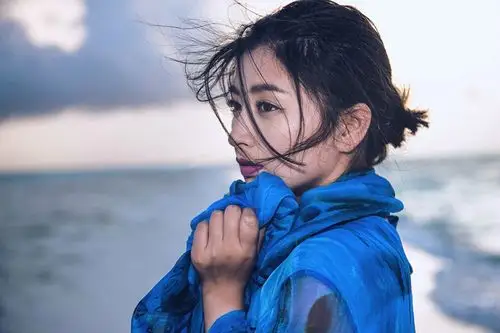 斓曦冷艳迷人海边写真图片