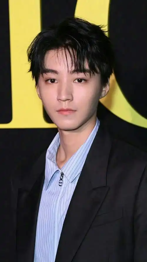 g社拍的王俊凯生图##王俊凯去了塞纳河畔