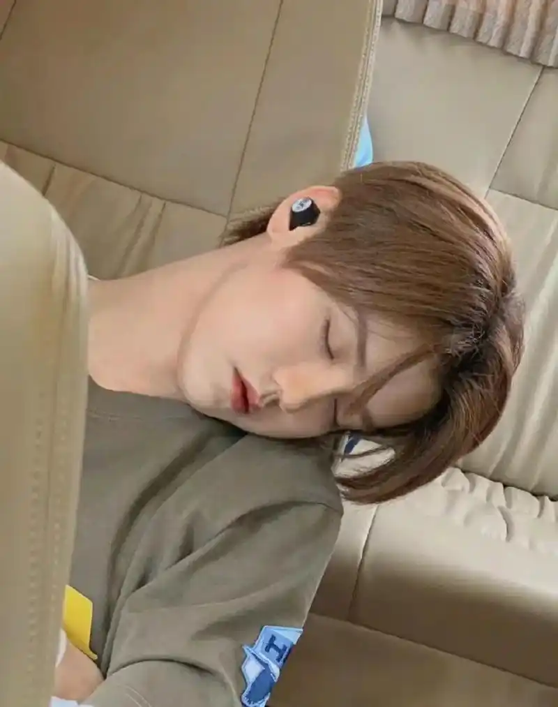 清纯鹿晗.来欣赏这一组照片吧,睡觉都可以这么帅#鹿晗 - 抖音