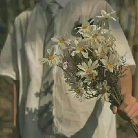 森系唯美男头像半身部位手捧花的男生