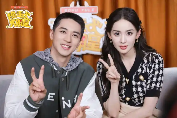 大明星 | 娜扎给许魏洲科普"千玺开炮"表情包,翻唱时代少年团单曲