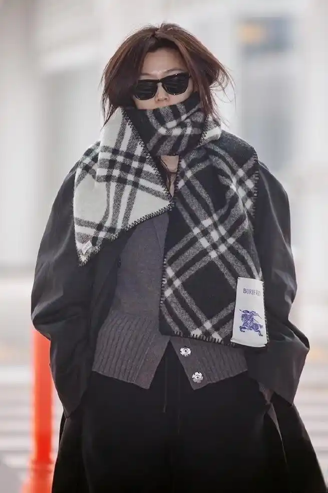 全智贤素颜机场走红:时尚魅力备受瞩目 全智贤,韩国演艺界的时尚标杆