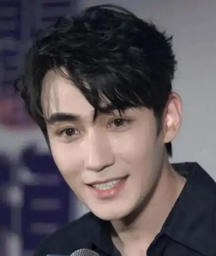 在日常生活中也是一个非常爱笑的人,当他笑的时候,他的眼睛会微微弯曲