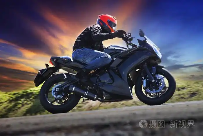 沥青国家道路aga曲线上骑摩托车的年轻男子