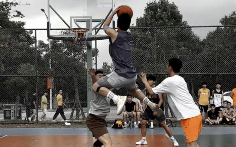 你这腰腹力量?#路人王篮球 #聚焦每一次全力以赴