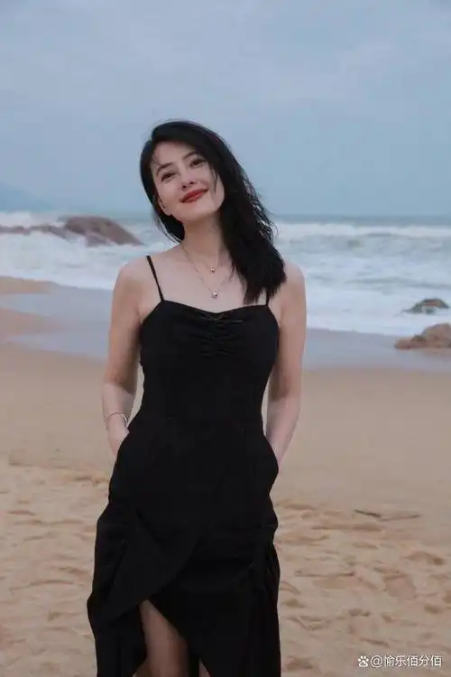 高圆圆工作室在社交媒体上分享了一组海南沙滩的写真,照片中的高圆圆