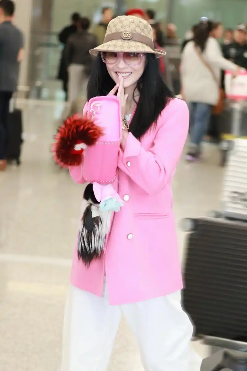素颜现身上海虹桥机场的张柏芝,粉色西装搭配白t白裤,可爱减龄,粉色