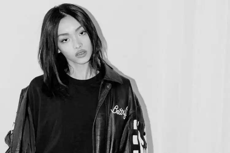 95后刘柏辛为自己的梦想努力,独特的嗓音和超酷的舞