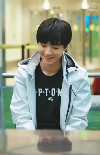 虎牙少年王俊凯笑容合集 甜度满分的凯式小虎牙