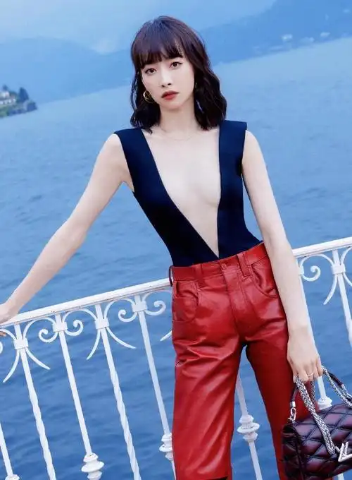 最近宋茜出席了路易威登2022早春女装秀,以一身黑色系的造型惊艳全场