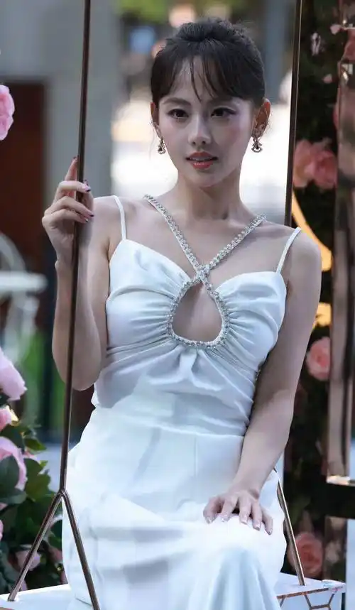 张嘉倪时尚写真美丽大方,凤眸迷人,宛如身着白裙的仙子_活动_长裙