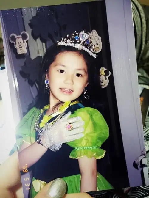 邓紫棋晒童年公主装照 自曝爱美少女战士