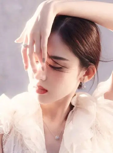 娜扎高清写真古力娜扎芭莎珠宝时尚杂志写真图片