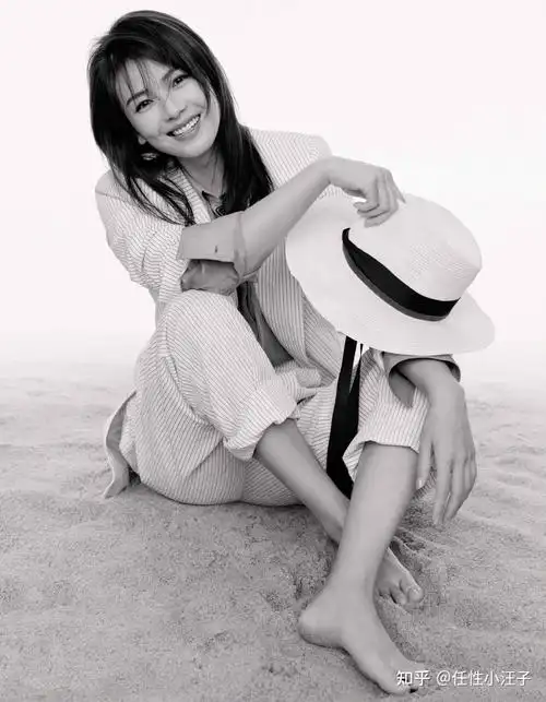 刘涛身穿小西装搭配复古长裙满满的春日清新气息尽显优雅知性