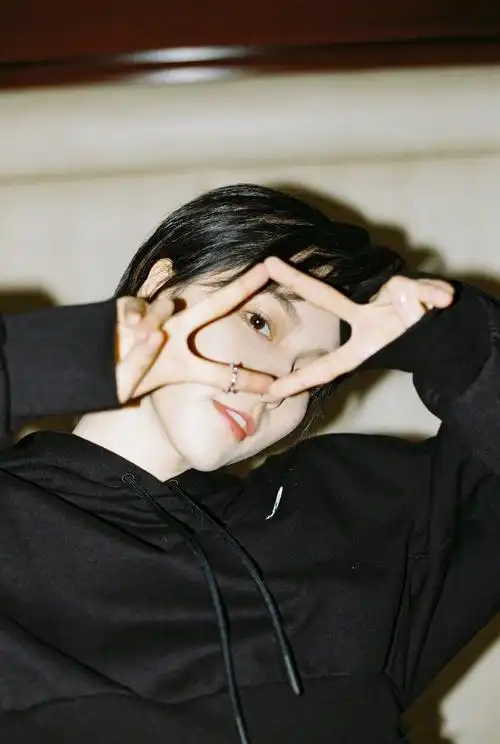 mb 原图尺寸:1440*2143 查看原图简介:一组精美的《爱情公寓5》成果