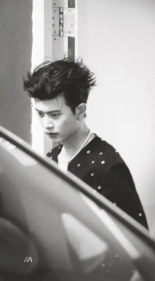 任嘉伦今日活动上班路透96    背头造型,国超今天好野  任耀西你别