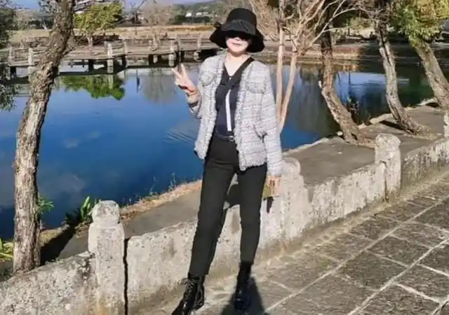 胡明轩美女妈妈新消息,前往寺庙做事,年近50仍花容月貌