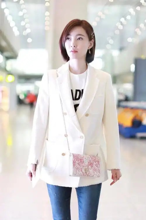 同时白色的服装会让人看起来干净畅快,如果搭配得当,也会起到时尚减龄