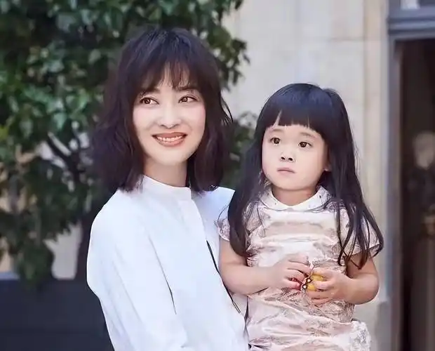 梅婷带儿女出镜,女儿快快变化的好大,儿子也和姐姐一般高了!