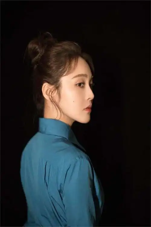 张佳宁是一名女演员,她在娱乐业展现了独立自信的女性魅力.