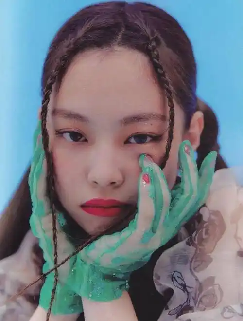 jennie新造型曝光,颅顶颇高造型土气,红裙子被嘲像"腊肠"_审美_手套