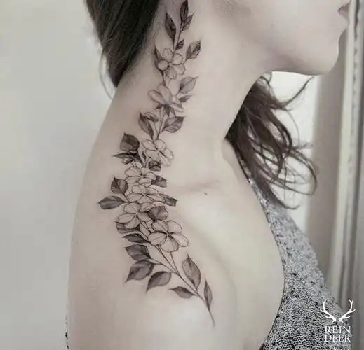 后肩上的花月亮纹身图案